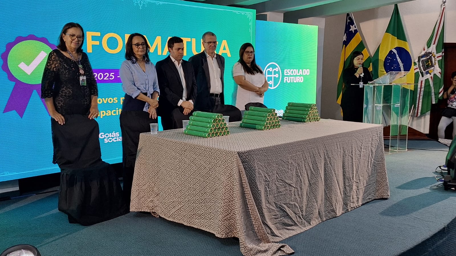 Diplomas são entregues a formandos da Escola do Futuro